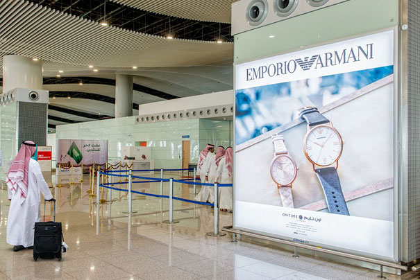 Реклама часов Armani на световой панели (лайтбоксе) в аэропорту