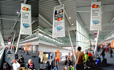 Реклама на подвесных баннерах (флагах) в аэропорту имени Фредерика Шопена в Варшаве