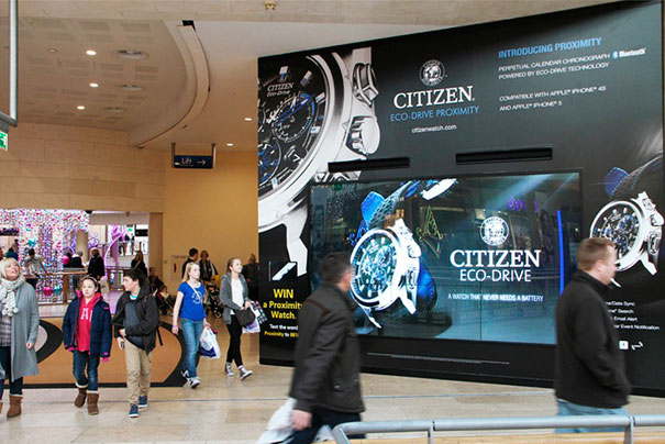 Реклама часов Citizen на видеостене в вестибюле аэропорта