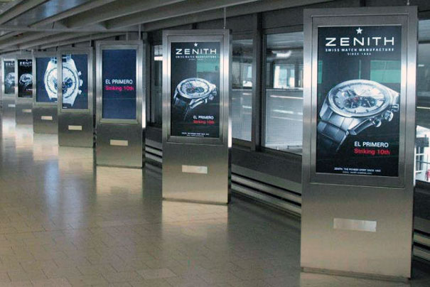Реклама часов Zenith на цифровых панелях (Digital стойках) в аэропорту