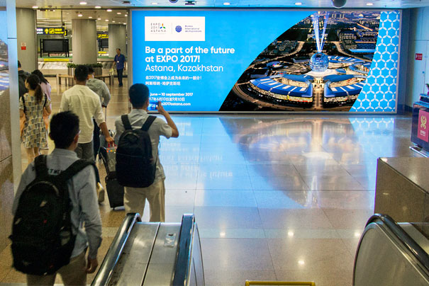 Лайтбокс в зоне прибытия привлекает внимание всех пассажиров, прибывающим в пекинский аэропорт международными рейсами