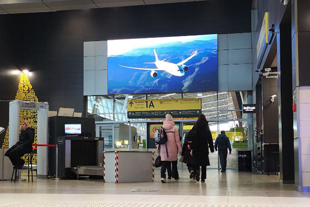 Реклама на цифровых экранах в аэропорту в Казани