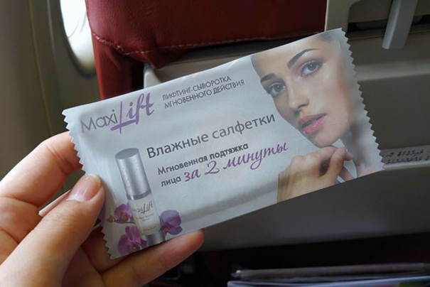 Реклама на упаковках влажных салфеток в самолётах авиакомпании Белавиа