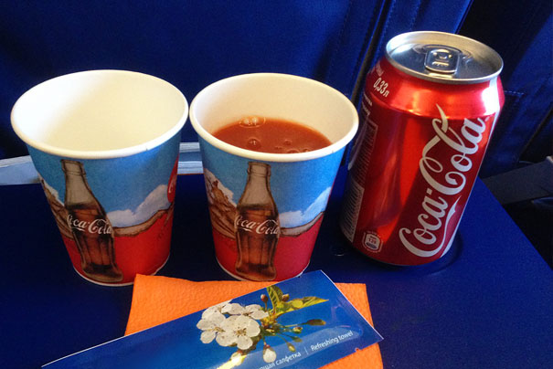 Брендирование одноразовых стаканчиков в самолетах авиакомпании AZUR air