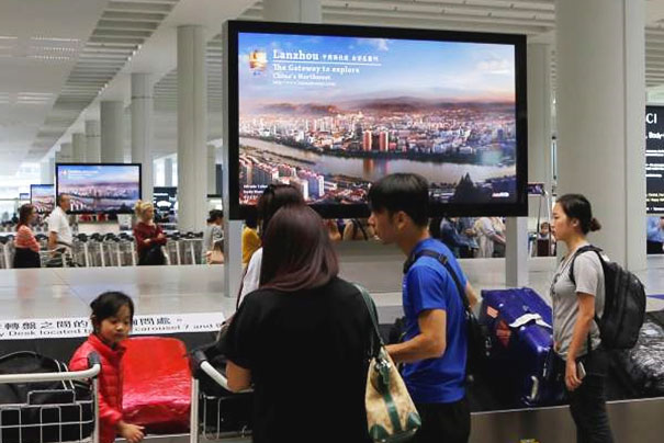 Реклама на цифровых форматах в аэропорту Гонконга