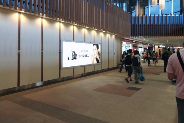 Реклама на лайтбоксе в аэропорту Нарита (Токио)