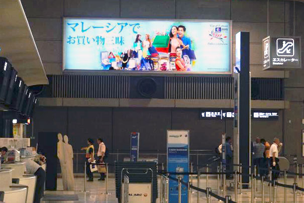 Реклама на лайтбоксе в аэропорту Нарита (Токио)