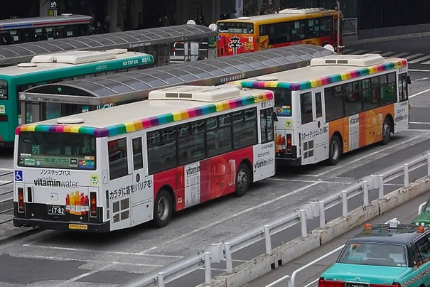 Реклама на автобусах, прибывающих в аэропорт Нарита (Токио)