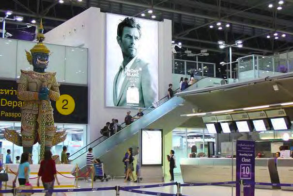 Реклама на лайтбоксах в аэропорту Суварнабхуми в Бангкоке