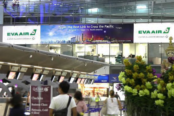 Реклама на стикерах в аэропорту Суварнабхуми в Бангкоке