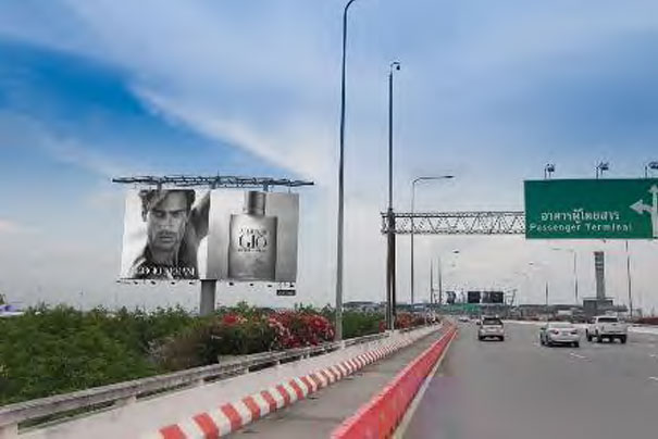 Реклама на крупноформатных конструкциях на въезде в аэропорт Суварнабхуми в Бангкоке