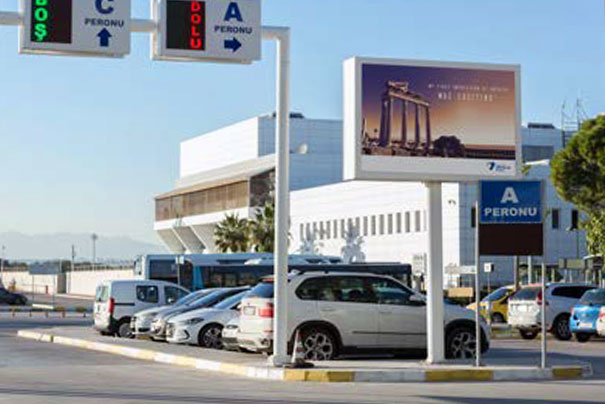 Размещение рекламы на щитах в аэропорту в Анталии
