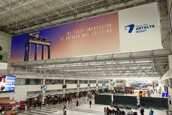 Размещение рекламы на баннерах в аэропорту в Анталии
