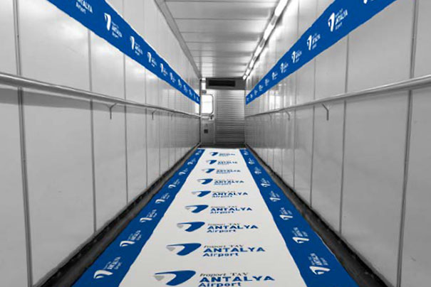 Брендирование коридоров телетрапов в аэропорту в Анталии