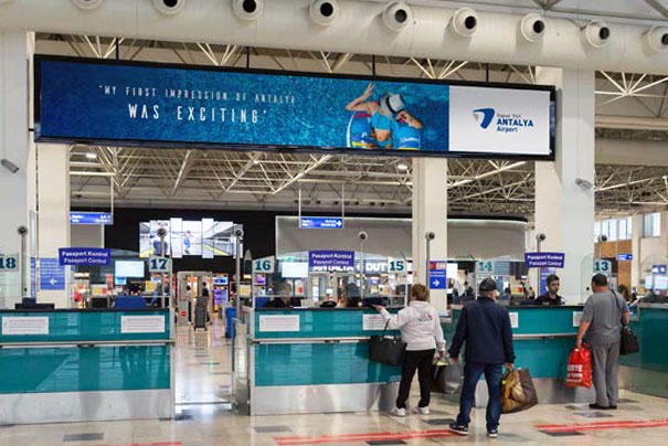 Размещение рекламы на световых коробах в аэропорту в Анталии