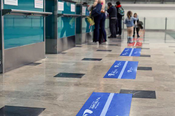 Размещение рекламы на полу в аэропорту в Анталии