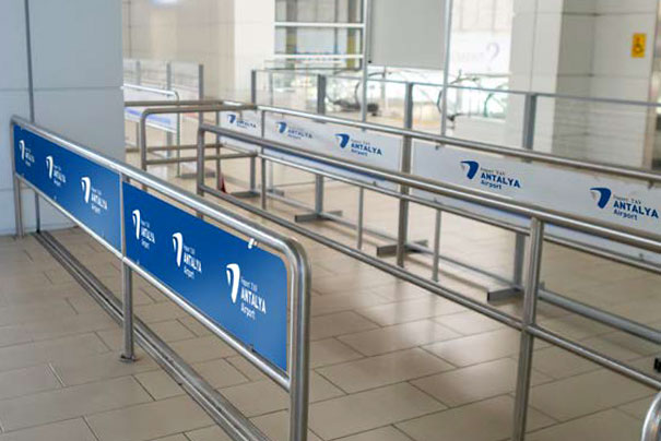 Размещение рекламы на ограждениях в аэропорту в Анталии