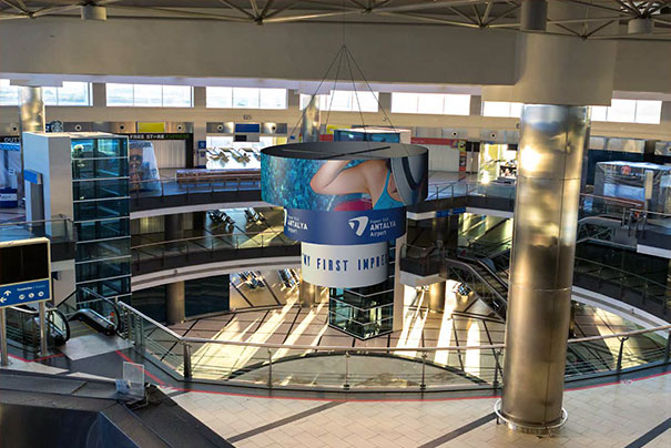 Размещение рекламы на подвесных конструкциях в аэропорту в Анталии