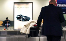 Реклама на световых коробах в аэропорту Wellington в Новой Зеландии