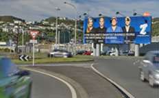 Реклама на крупноформатных конструкциях на подъездной дороге к аэропорту Wellington в Новой Зеландии