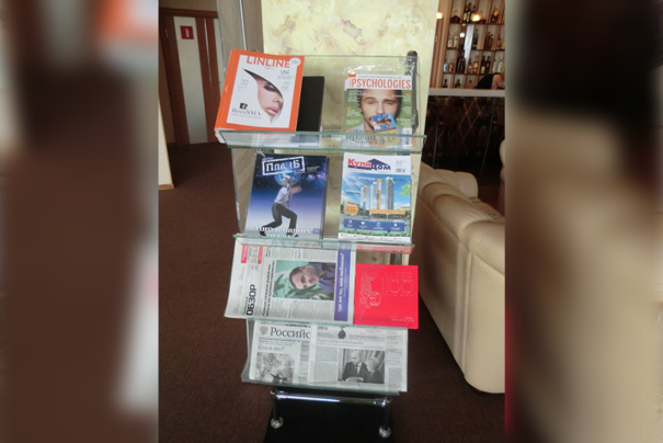 Размещение рекламной полиграфии на журнальных стойках, буклетницах в аэропорту Баландино в Челябинске