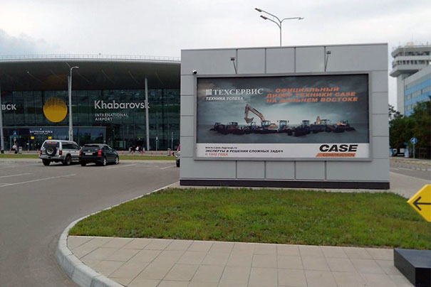 Брандмауэры на фасаде в аэропорту в Хабаровске