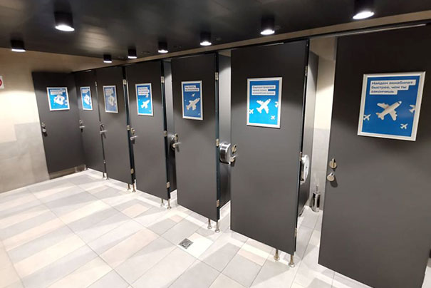 Размещение рекламы в туалетных комнатах в аэропорту в Хабаровске