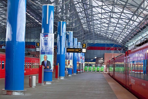 Реклама на световых коробах на колоннах на платформе в терминалах Аэроэкспресс в Москве