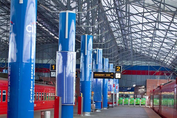 Реклама на стикерах на колоннах на платформе в терминалах Аэроэкспресс в Москве