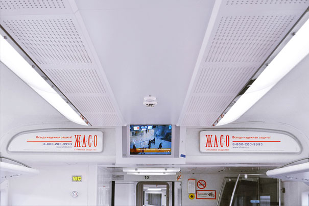 Реклама над дверьми в поездах Аэроэкспресс в Москве