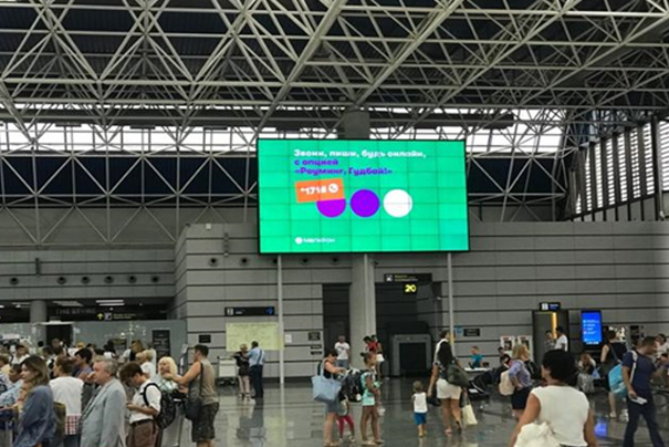 Реклама на экранах в аэропорту Сочи