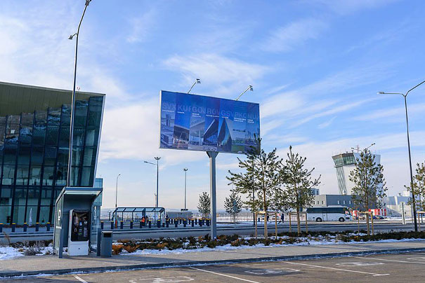 Размещение рекламы на билбордах на привокзальной площади в аэропорту в Саратове