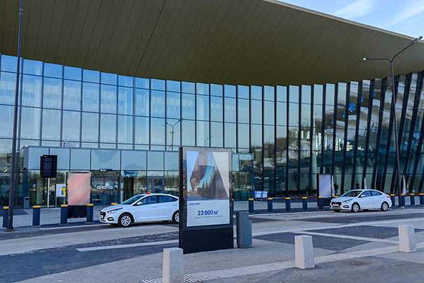 Размещение рекламы на сити-форматах на привокзальной площади в аэропорту в Саратове