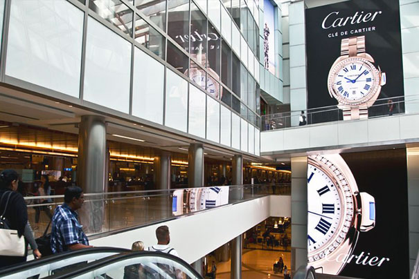 Реклама часов Cartier на баннерах в аэропорту