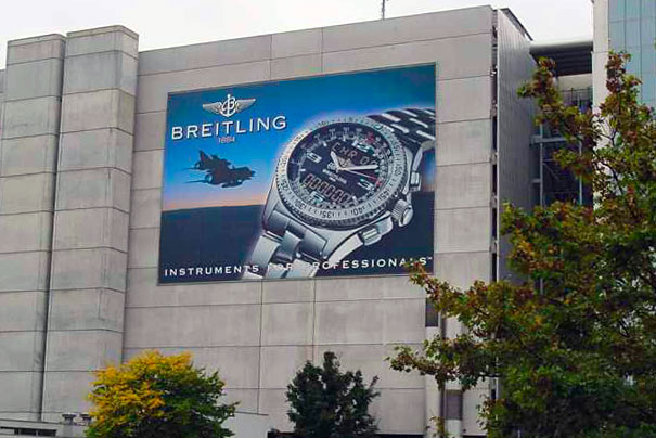 Breitling - брендмауэр на стене аэропорта