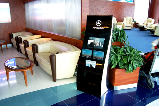 Фирменная отдельно стоящая рекламная стойка или конструкция в VIP зале аэропорта Домодедово
